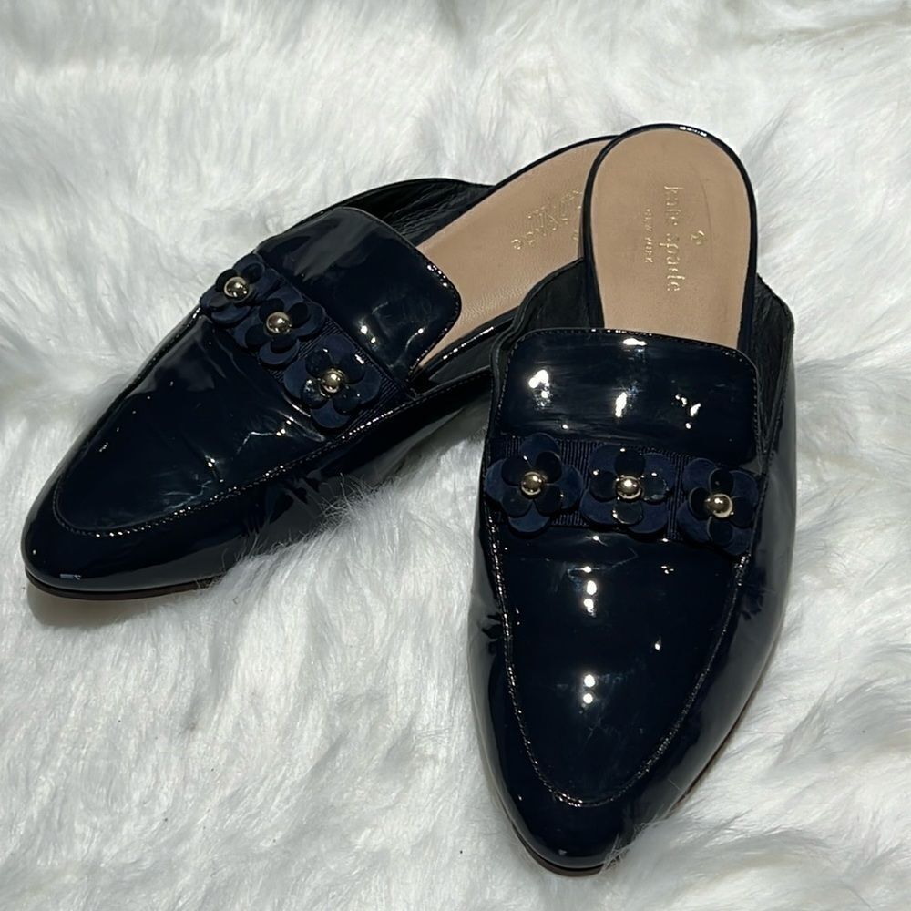 Kate Spade ♠️ Navy Slip-On Patent Leather Loafers with Floral Accent Sz 8M. B72